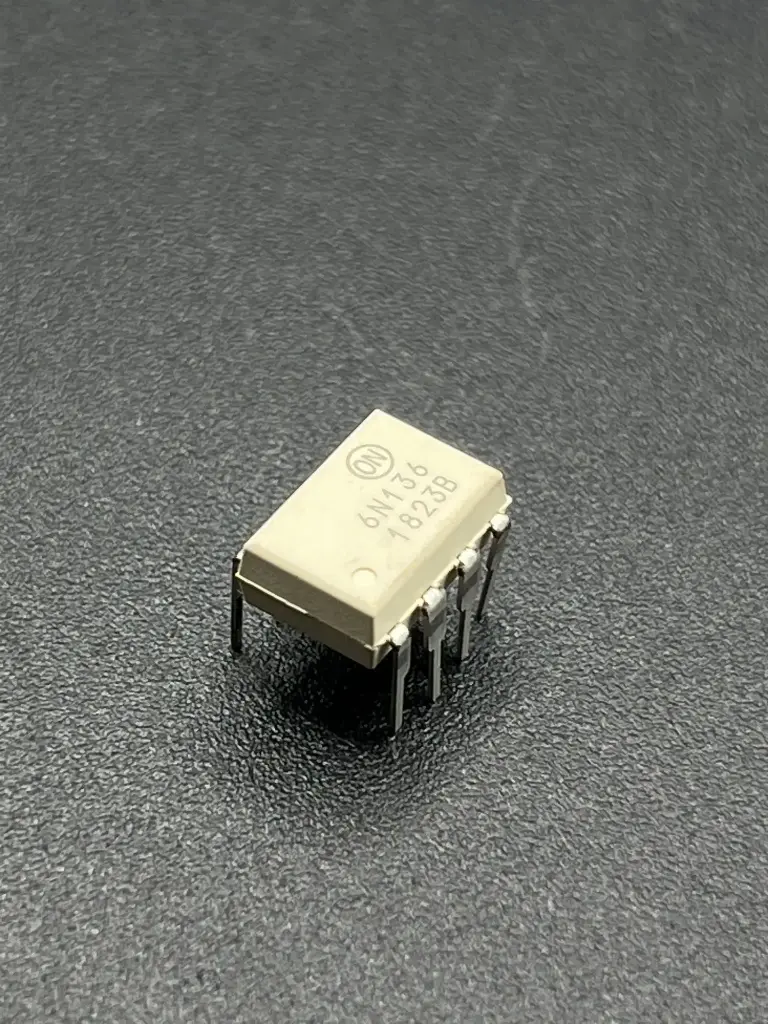 6N136 optocoupler