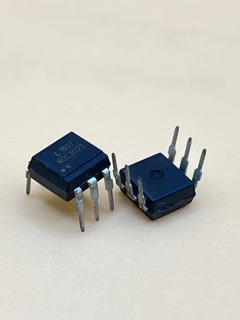 MOC3022 optocoupler